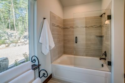 Who Does Fiberglass Bath Repairs